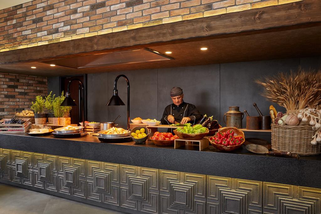 Limneon Resort & Spa Kesriye Dış mekan fotoğraf A chef at work at the kitchen